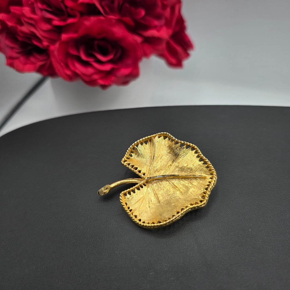 Vintage BSK‎ Unisex Adult Gold Tone Leaf Brooch Pin Signed 2.2"X1.8" Elegant